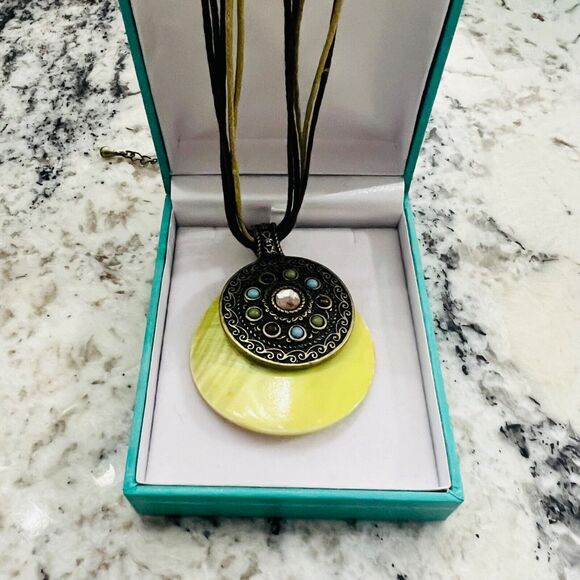 Lia Sophia Meadow Choker Necklace River Shell‎ & Resin w/ Cord Leather 16-19" - Picture 1 of 9